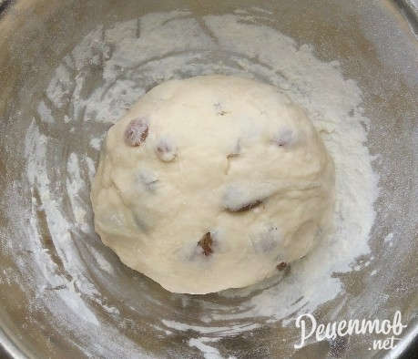 Булочки дрожжевые с изюмом