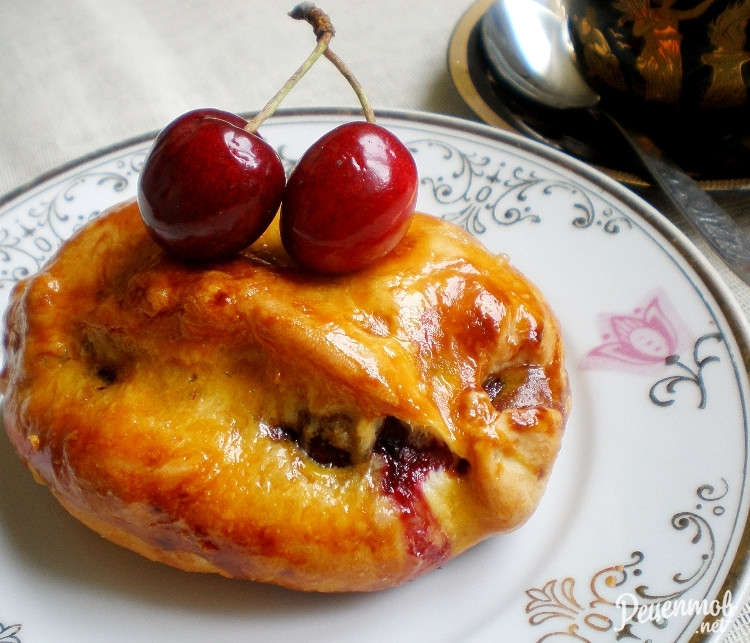 Жареные пирожки с вишней