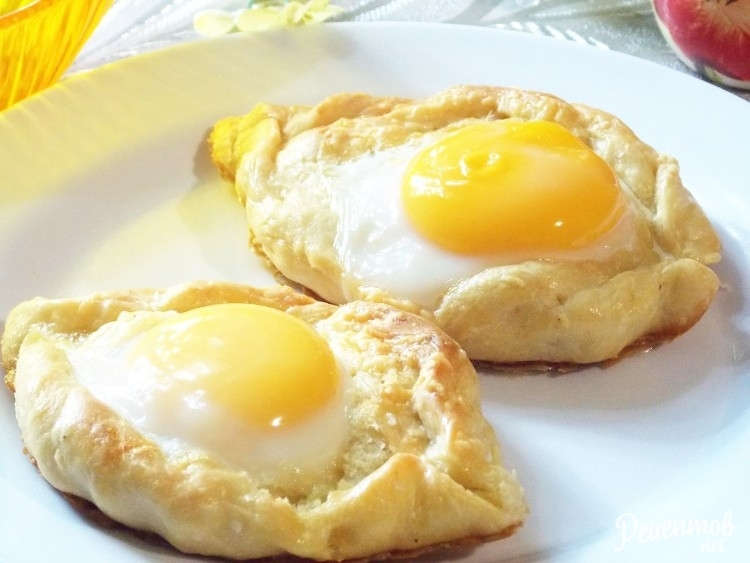 Тесто лодочкой с сыром и яйцом. Хачапури с яйцом. Хачапури лодочка с яйцом. Лодочка с яйцом рецепт. Хачапури лодочка с яйцом фото.