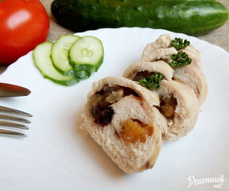 Куриный рулет с черносливом и курагой